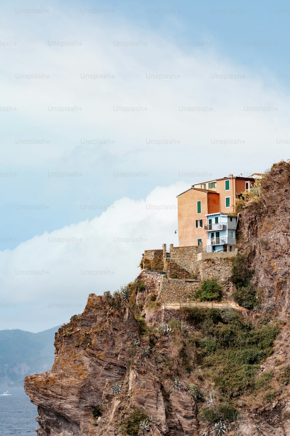 Ein Haus auf einer Klippe mit Blick auf den Ozean