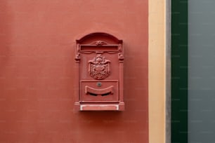 Una cassetta postale rossa montata sul lato di un edificio