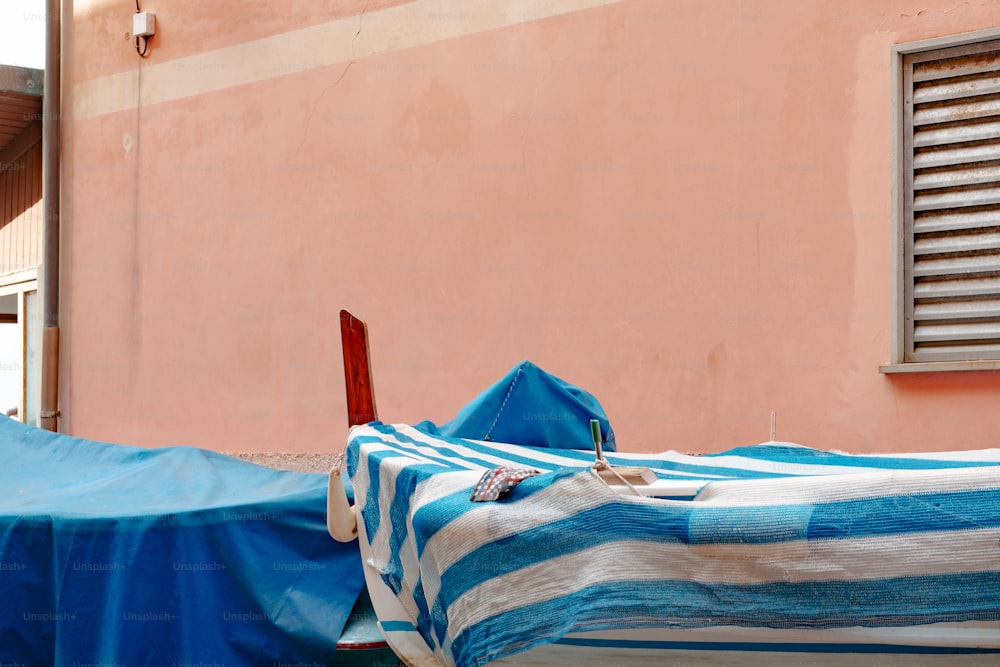 eine blau-weiß gestreifte Decke, die auf einem Boot sitzt