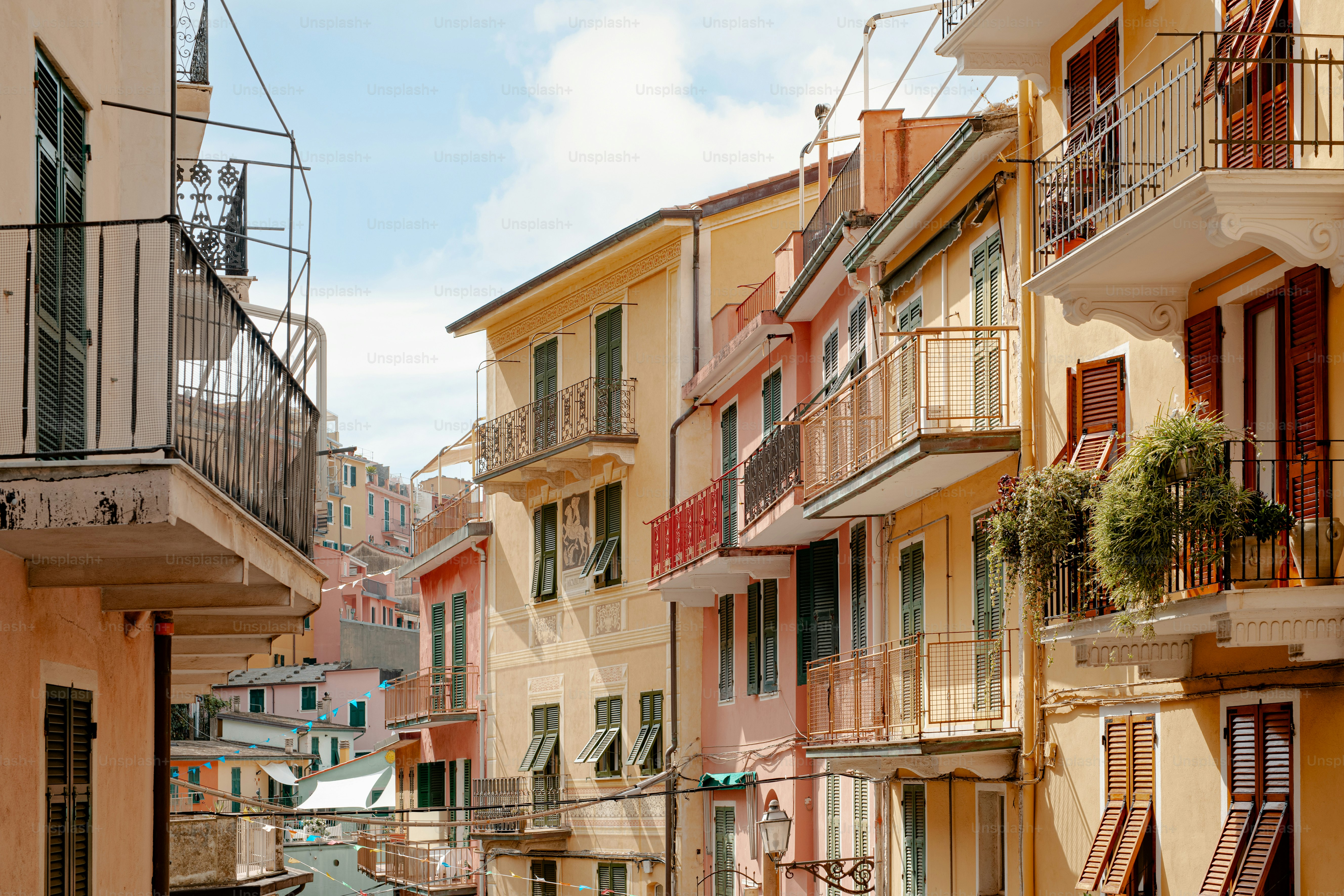 une rangée de bâtiments avec des balcons et des balcons