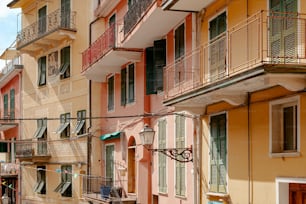 una hilera de edificios con balcones y balcones en ellos