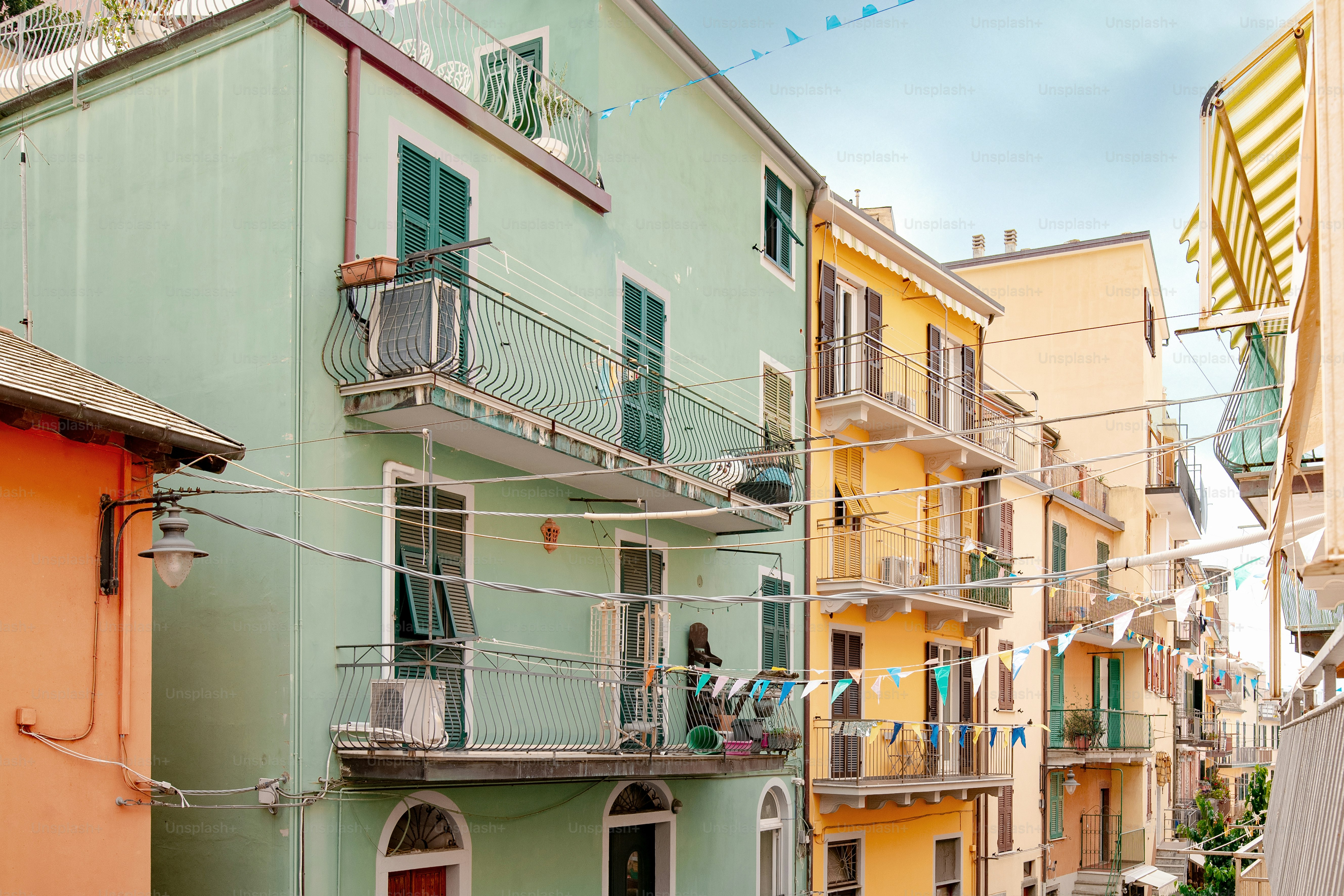 quelques bâtiments qui sont côte à côte