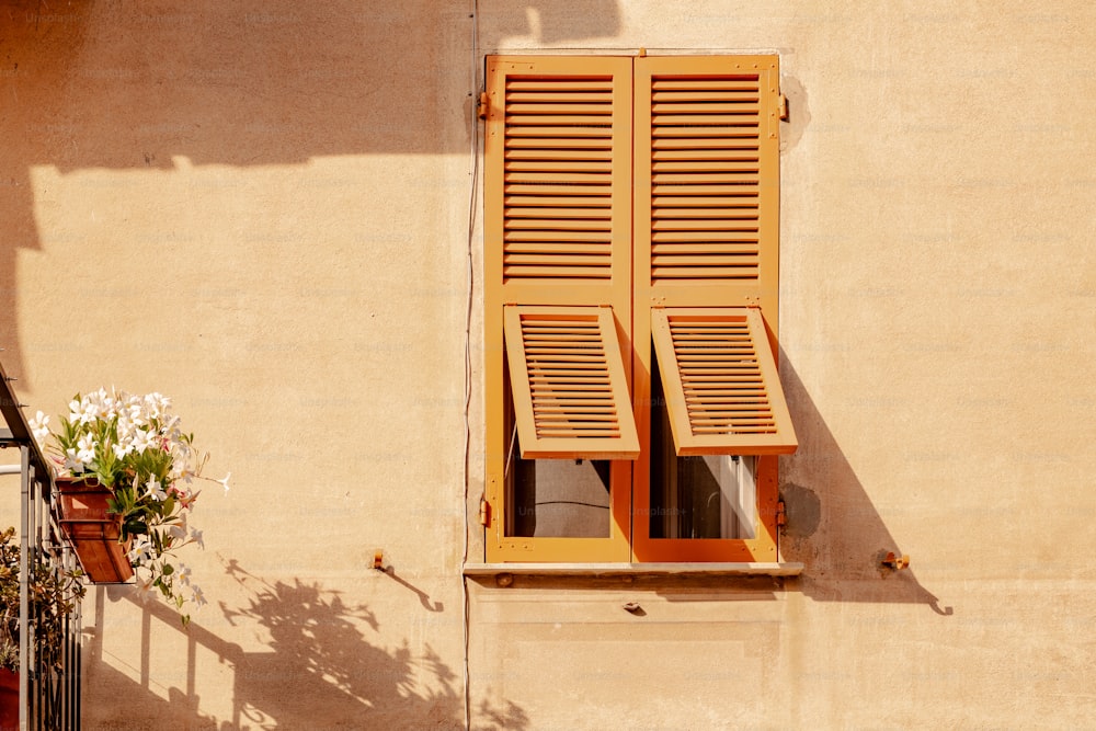 una ventana con persianas de madera en un edificio