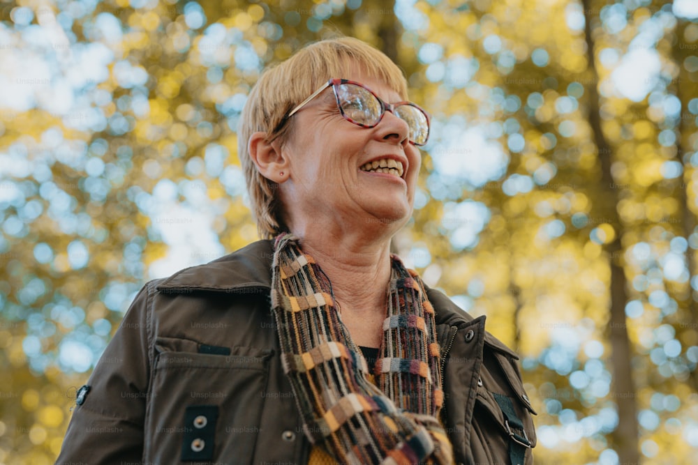 uma mulher usando óculos e um lenço sorrindo