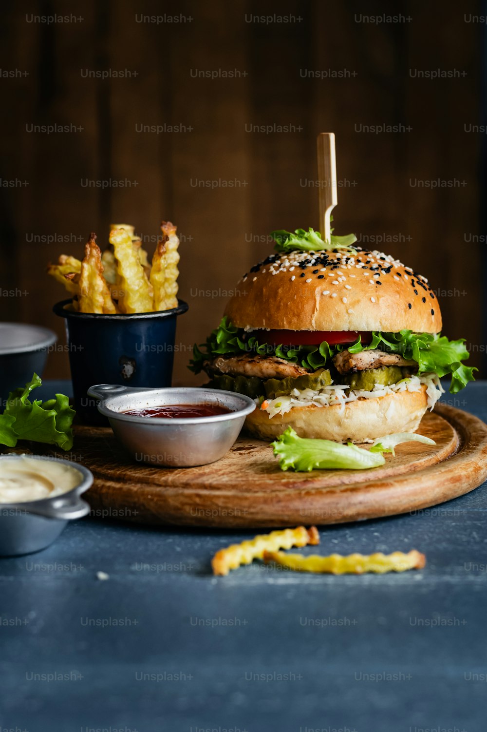 まな板にフライドポテトとケチャップが乗ったハンバーガー