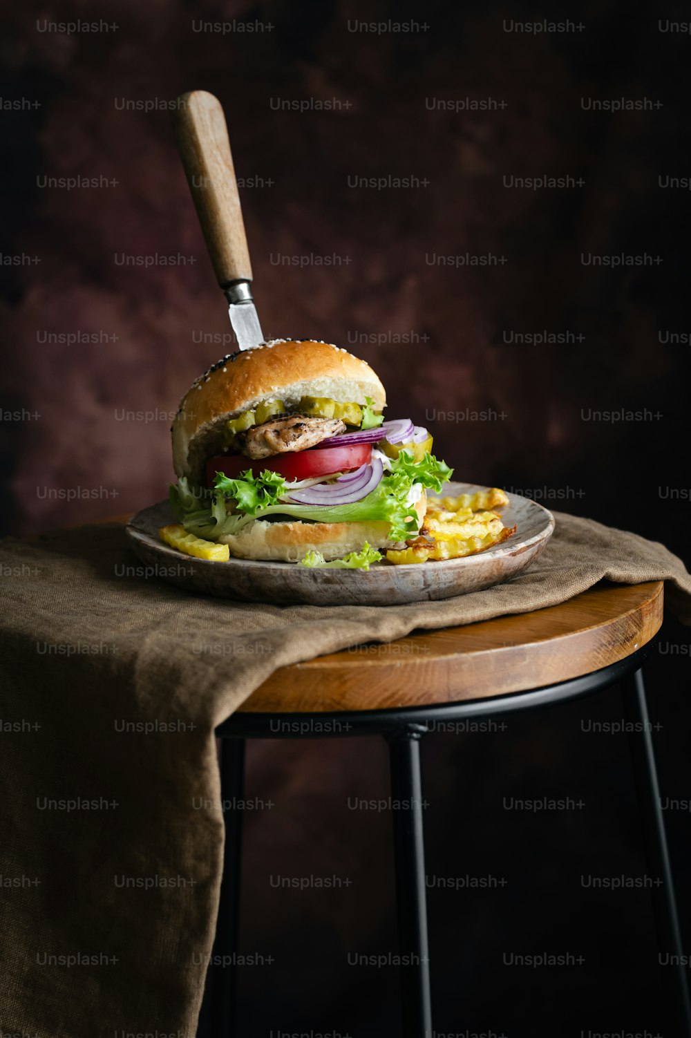 un grande panino seduto sopra un tavolo di legno