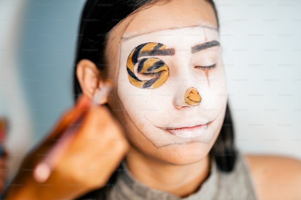 Eine Frau mit einem Gesicht, das wie ein Tiger geschminkt ist