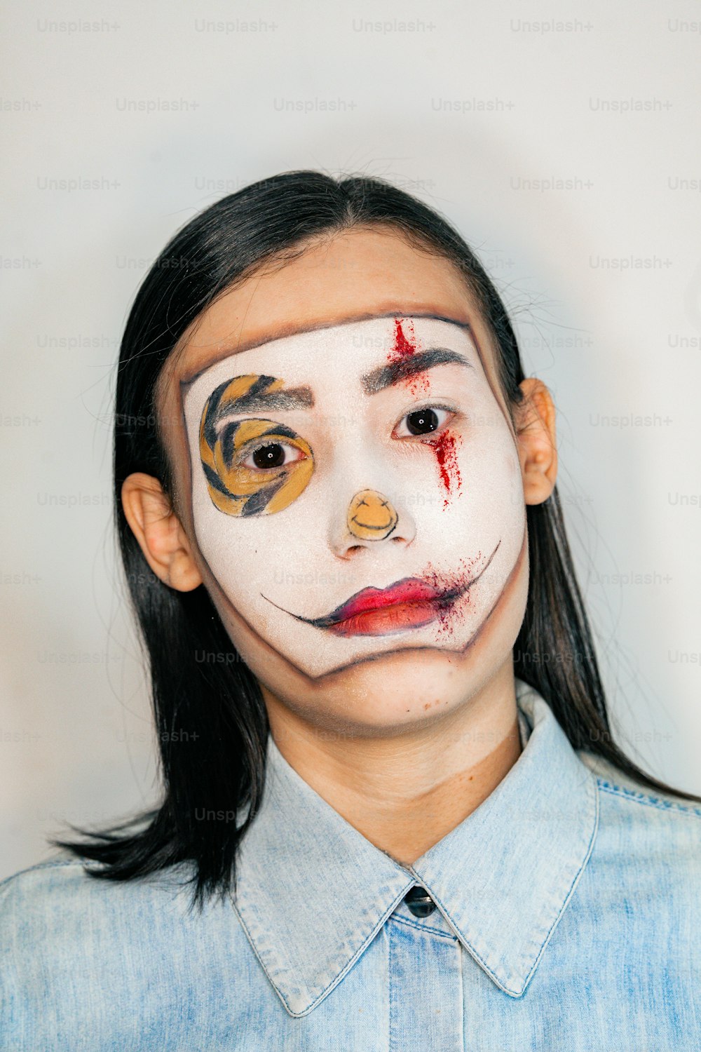 uma jovem com rosto e nariz pintados