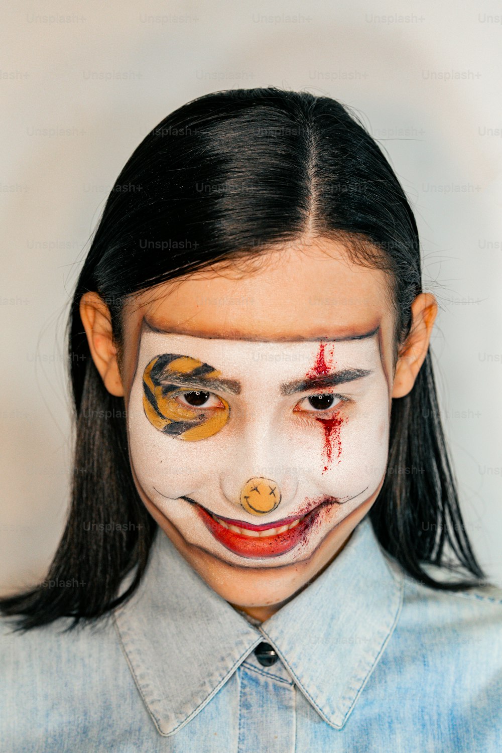Una niña con la cara y la nariz pintadas