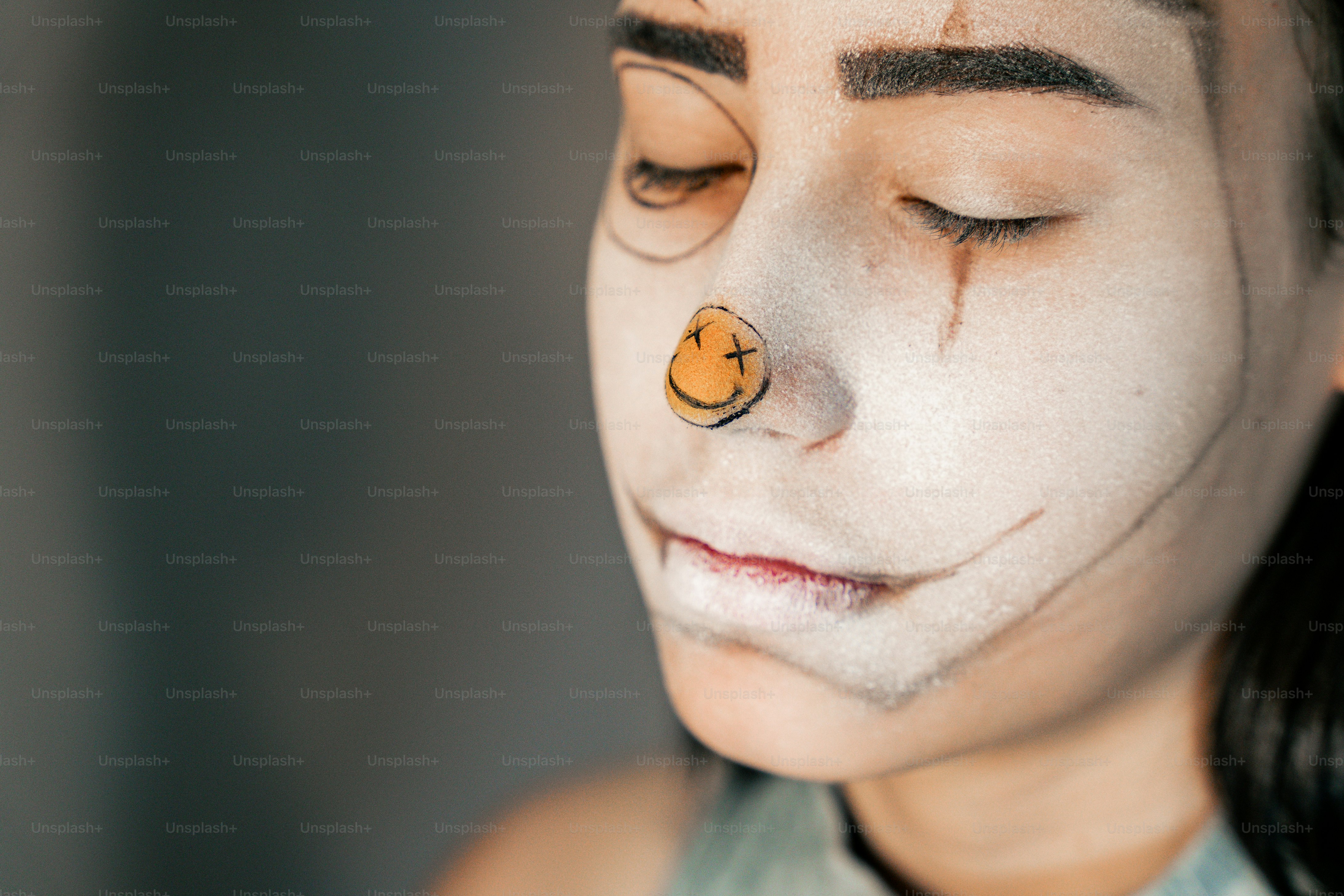 Una donna con il volto dipinto come un clown