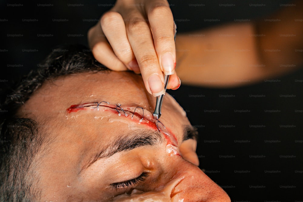 Un homme se fait couper les cheveux avec une paire de ciseaux