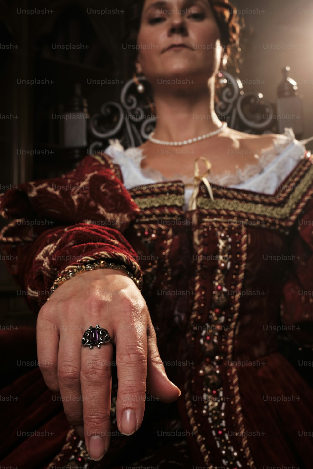 Una mujer con un vestido rojo con un anillo en el dedo