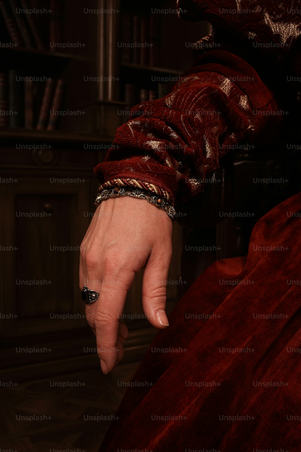 La mano de una persona con un anillo