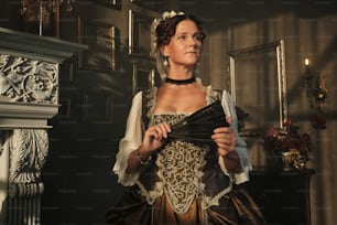 uma mulher em um vestido renascentista segurando um pedaço de pano