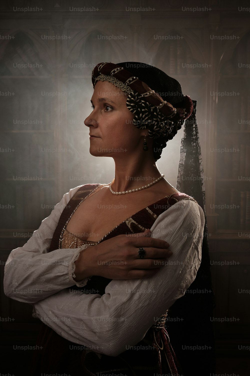 Eine Frau in einem Renaissance-Kleid posiert für ein Foto
