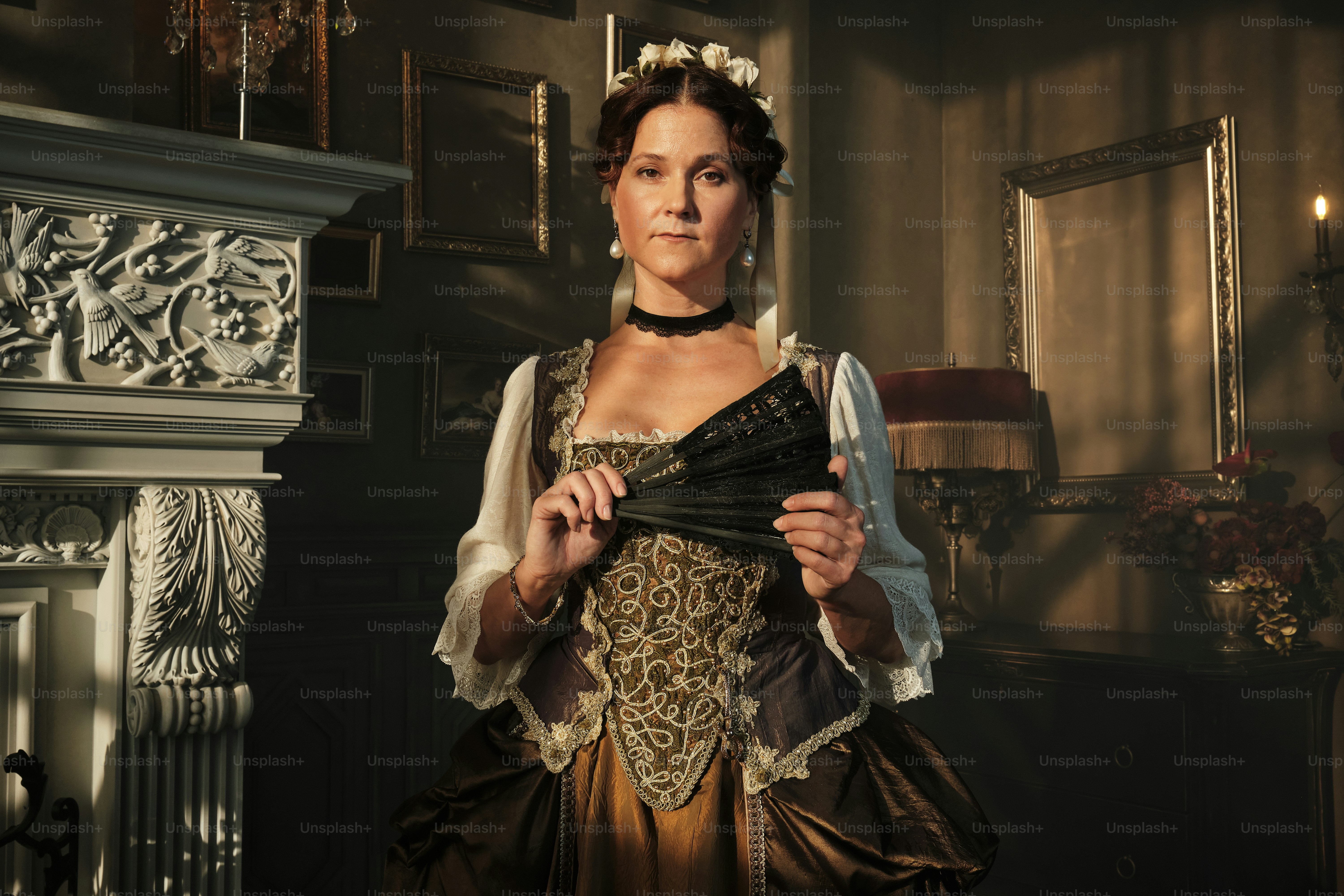 eine frau in einem renaissance-kleid, die ein stück stoff hält
