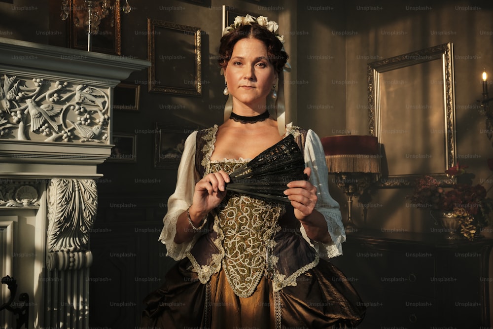 Une femme en robe Renaissance tenant un morceau de tissu