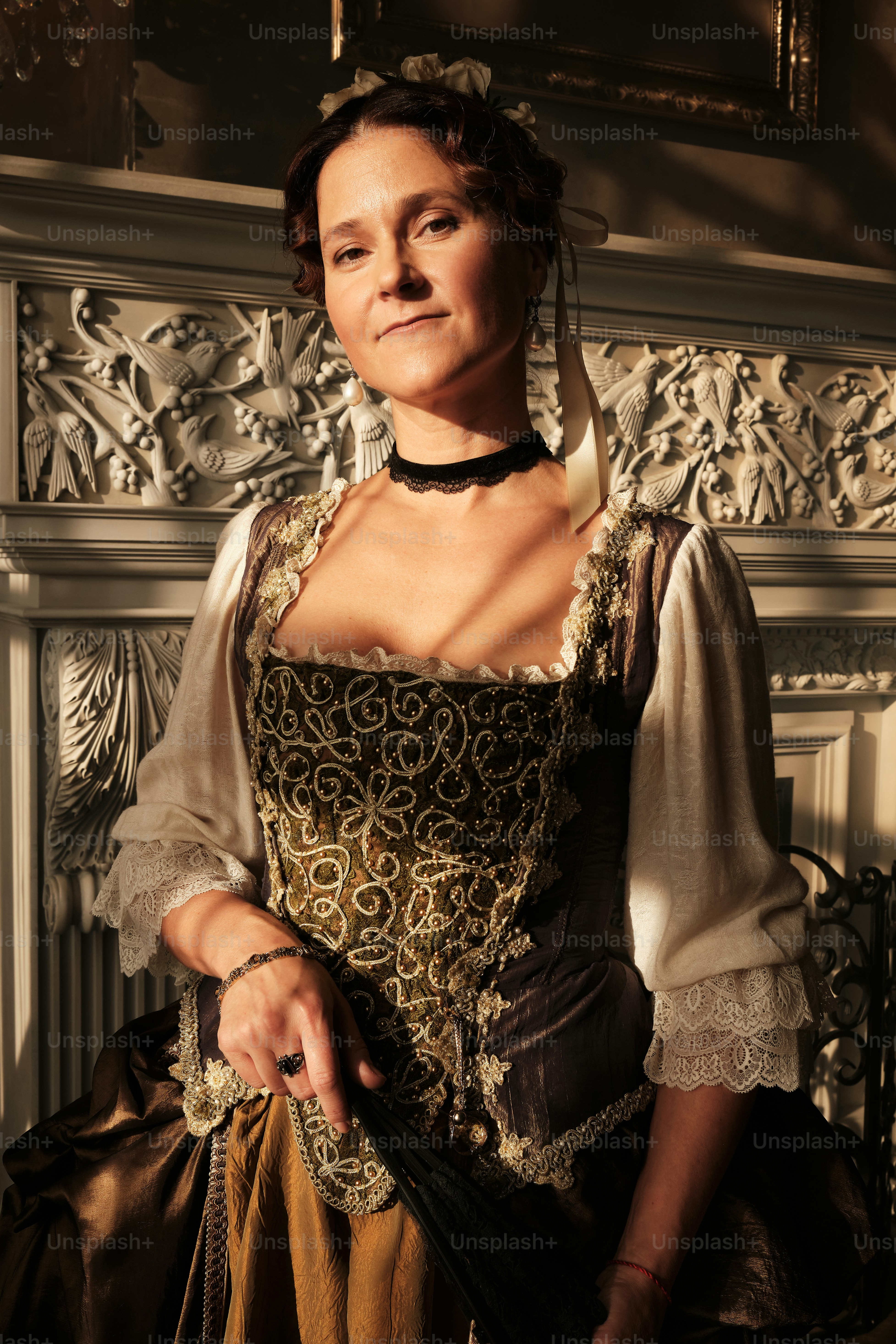 Eine Frau in einem Renaissance-Kleid posiert für ein Foto