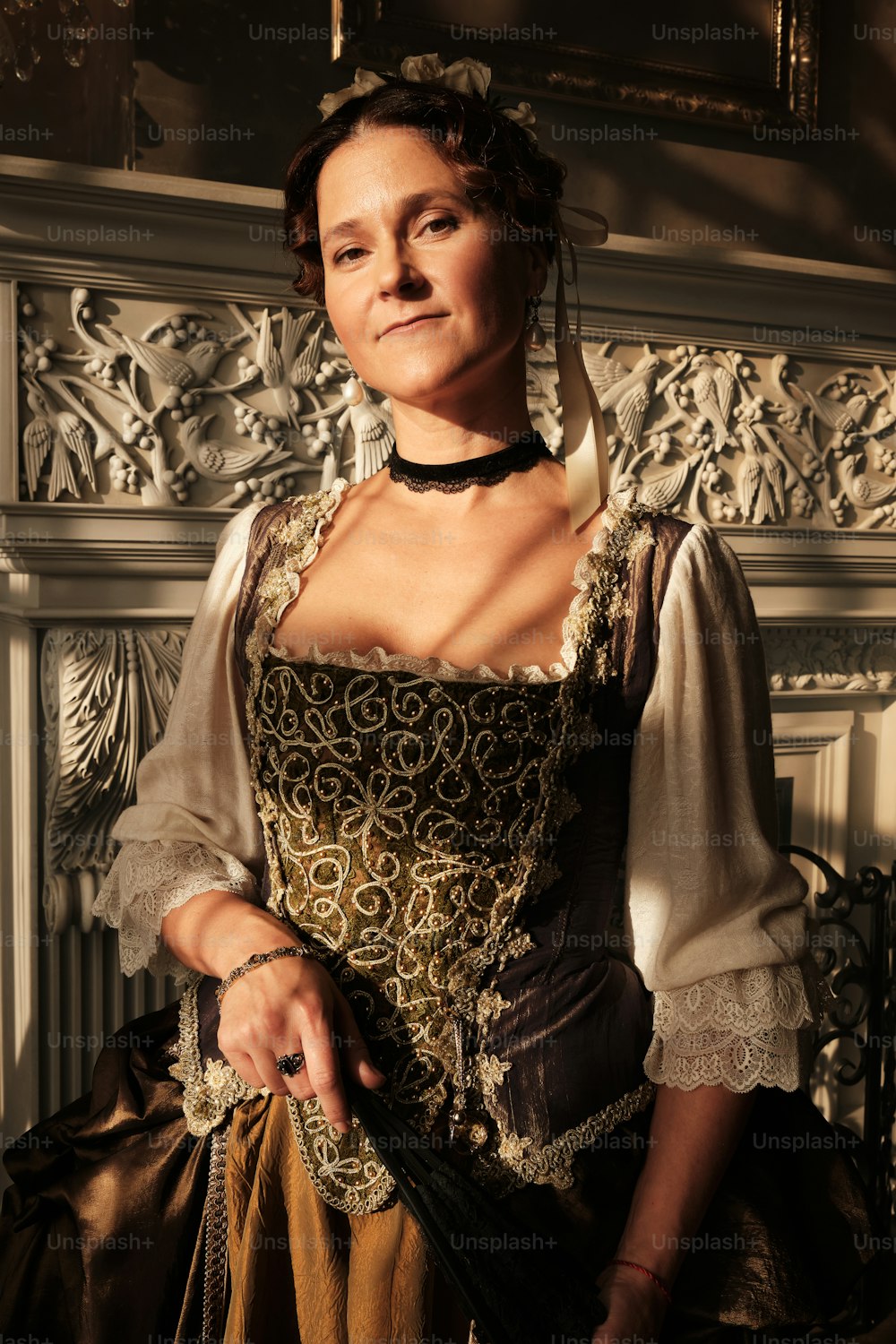 Una mujer con un vestido renacentista posando para una foto