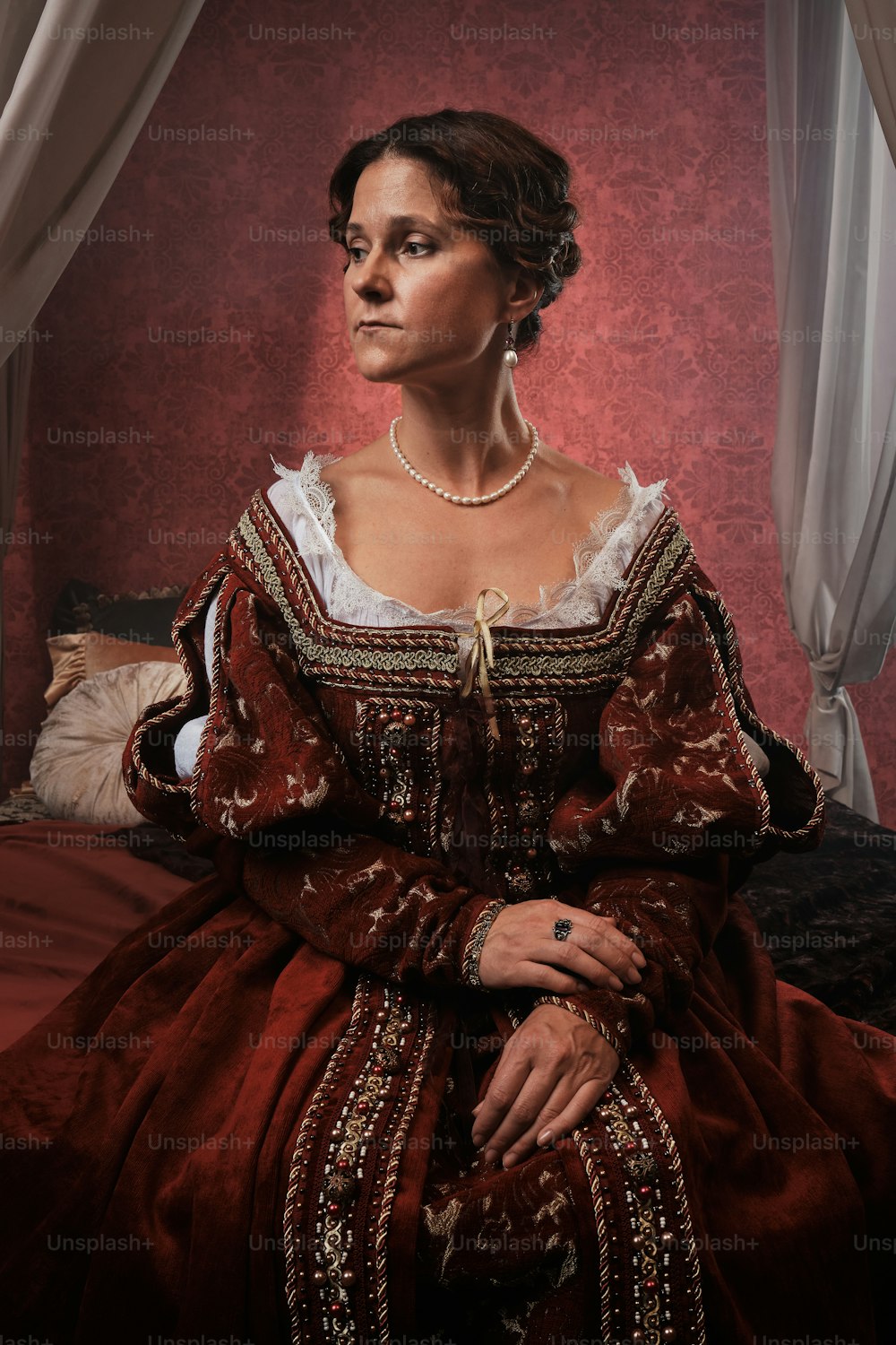 uma pintura de uma mulher em um vestido vermelho