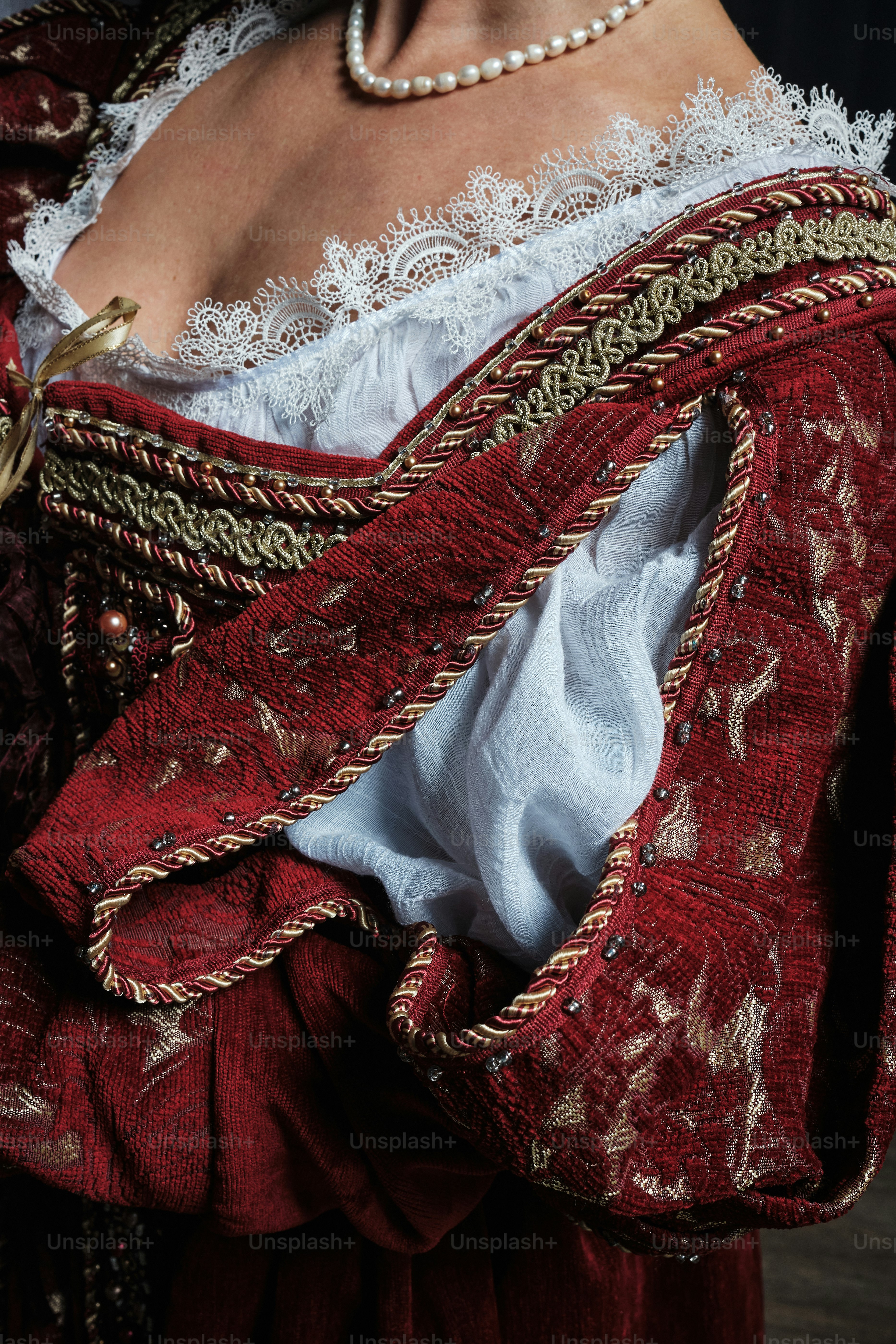 Nahaufnahme einer Frau, die ein rotes Kleid trägt
