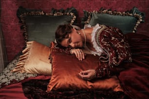 una donna che si trova sopra un cuscino sopra un letto