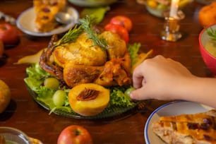 Una persona poniendo un pedazo de comida encima de un plato