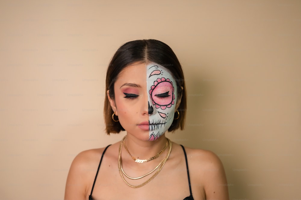 uma mulher com um rosto pintado como um esqueleto