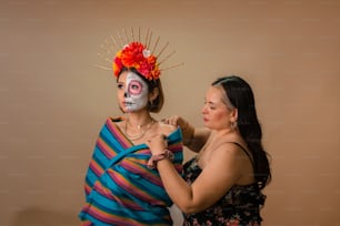 顔を塗った2人の女性が絵のポーズをとっている