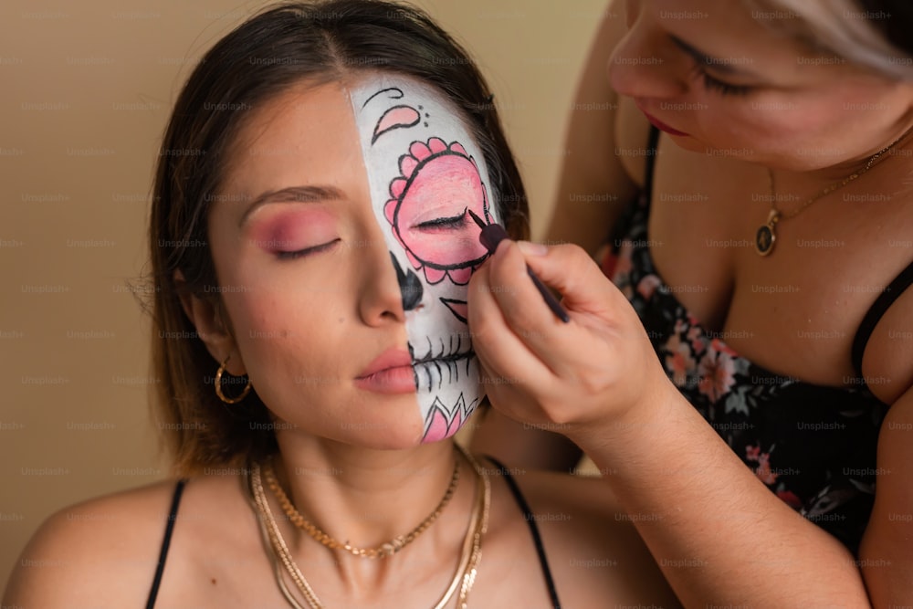 Una donna con un teschio dipinto sul suo viso
