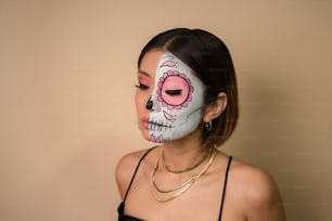 uma mulher com uma caveira pintada no rosto