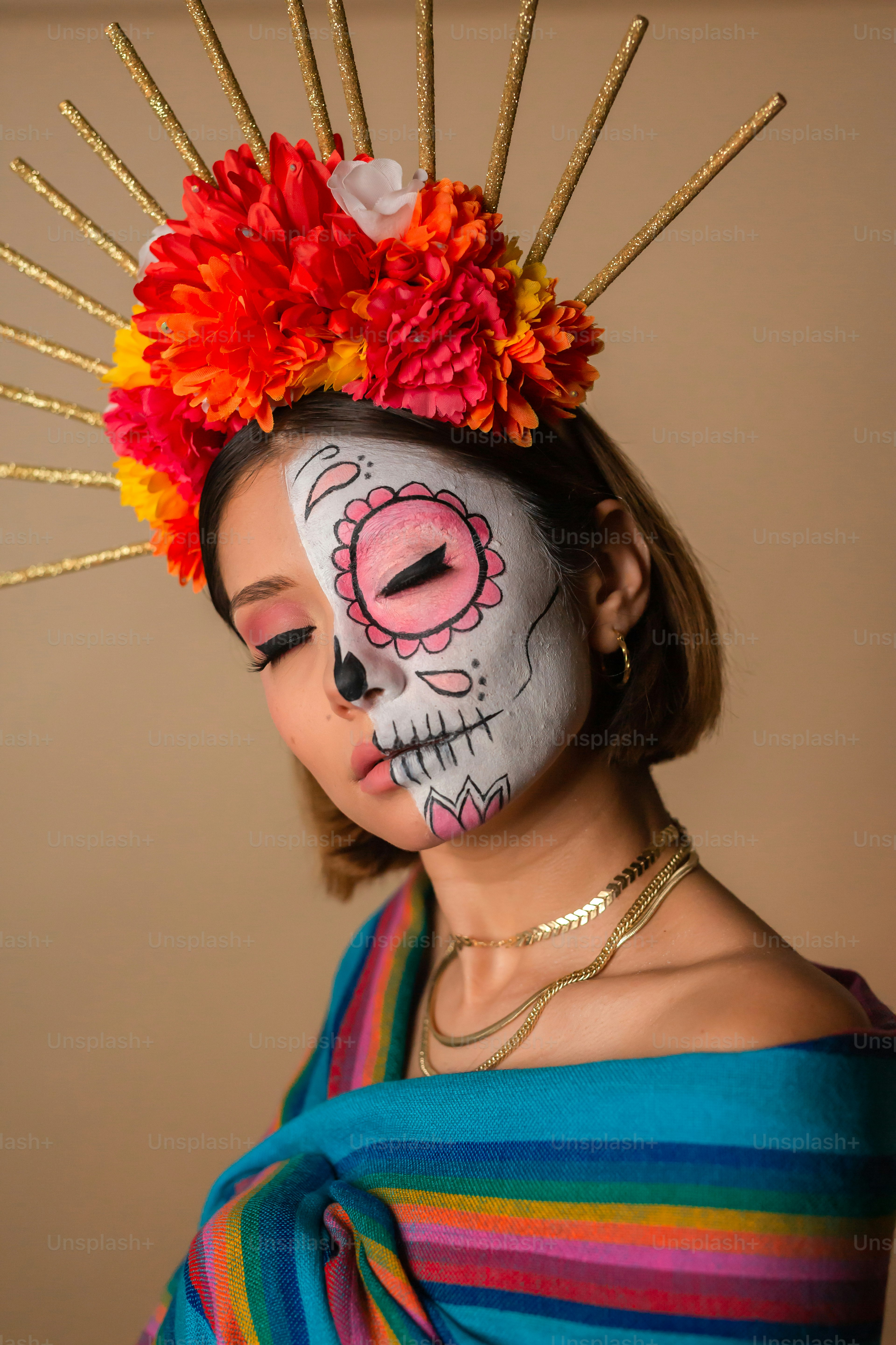 Una donna con un teschio dipinto sul suo viso foto – Immagine di Bellezza  su Unsplash, image size:3000x4500