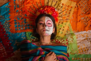 Une femme au visage peint comme un squelette