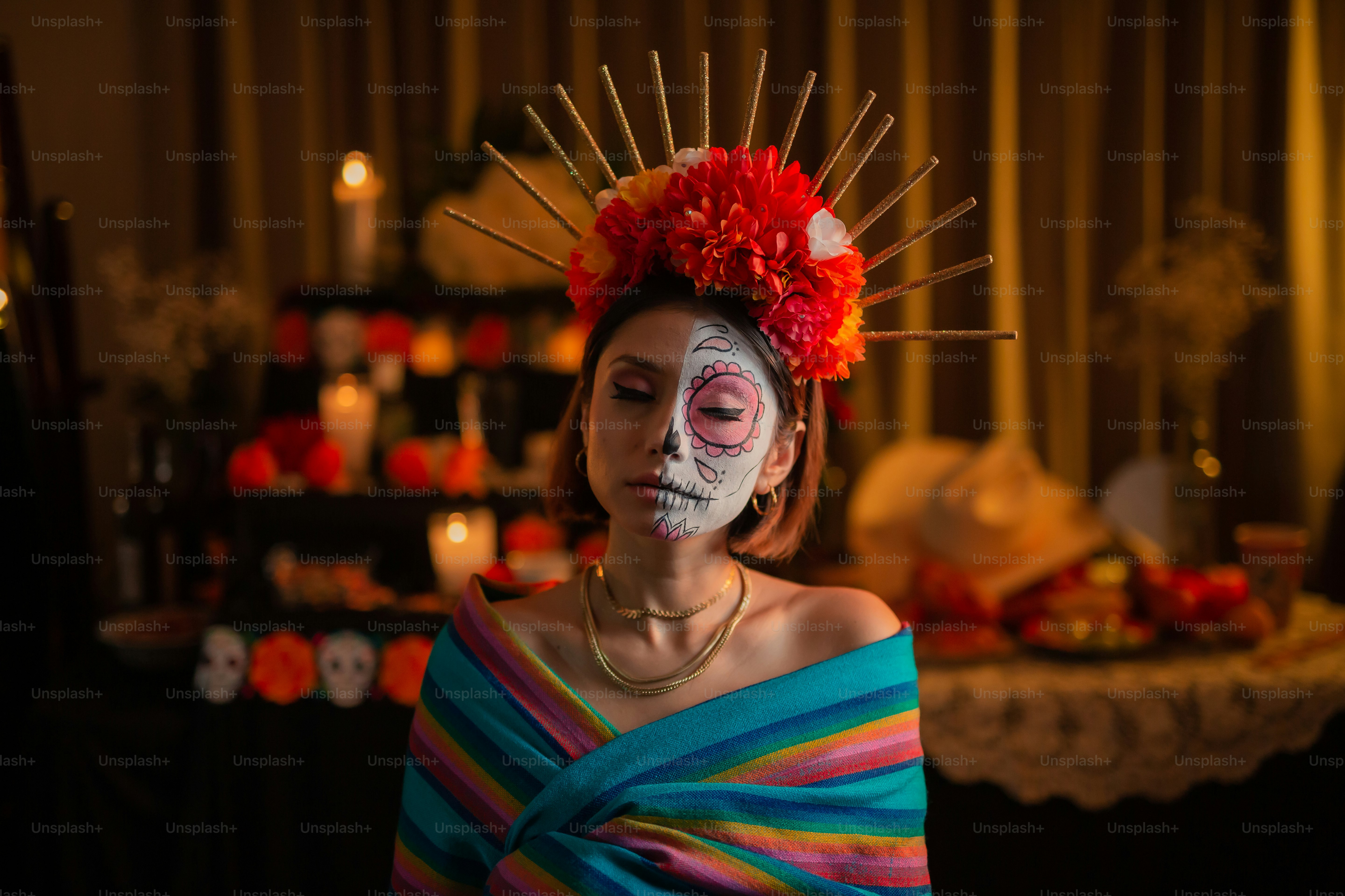 uma mulher com maquiagem pintada para parecer um esqueleto
