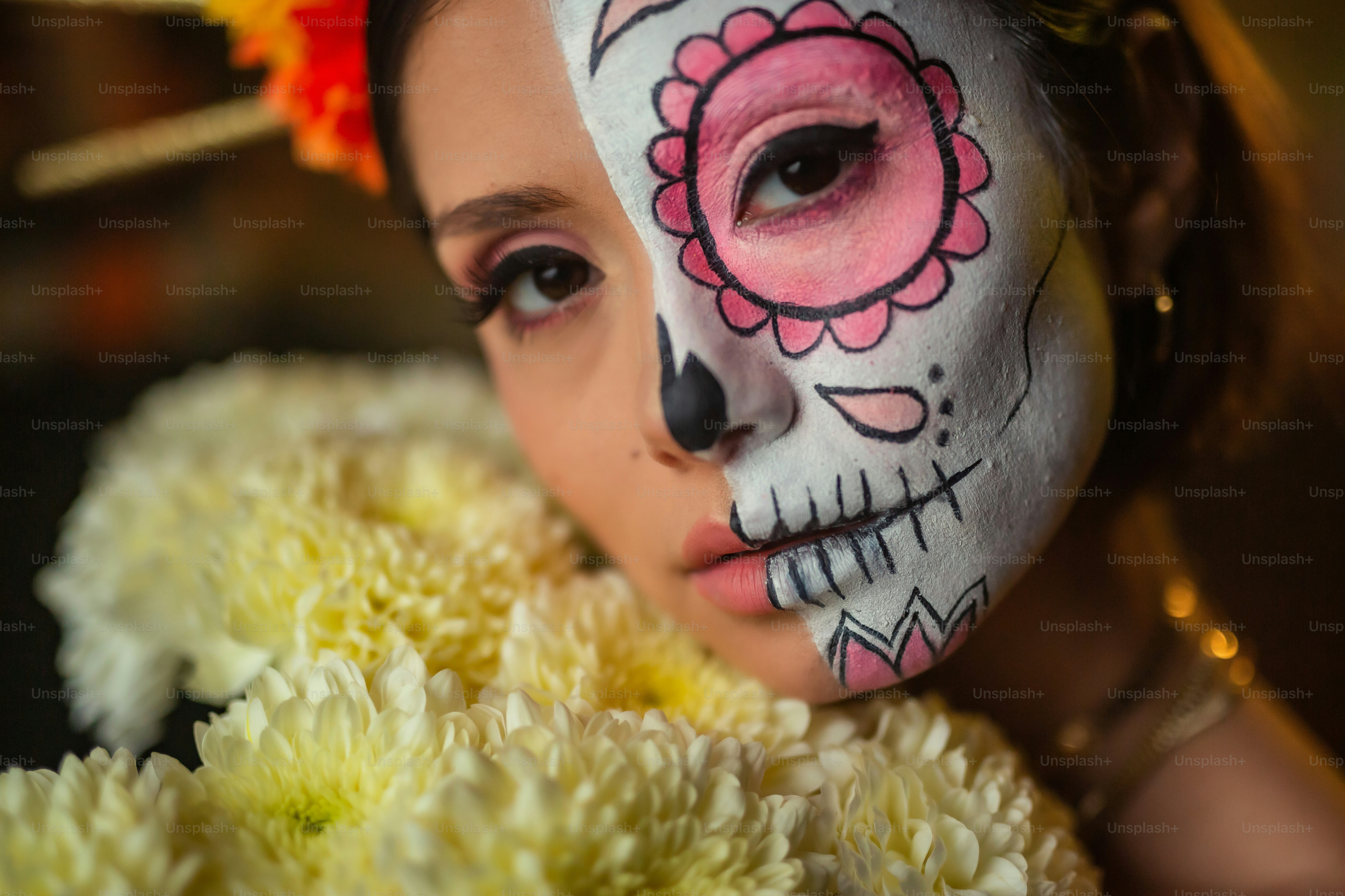 ein junges Mädchen mit einem Totenkopf im Gesicht