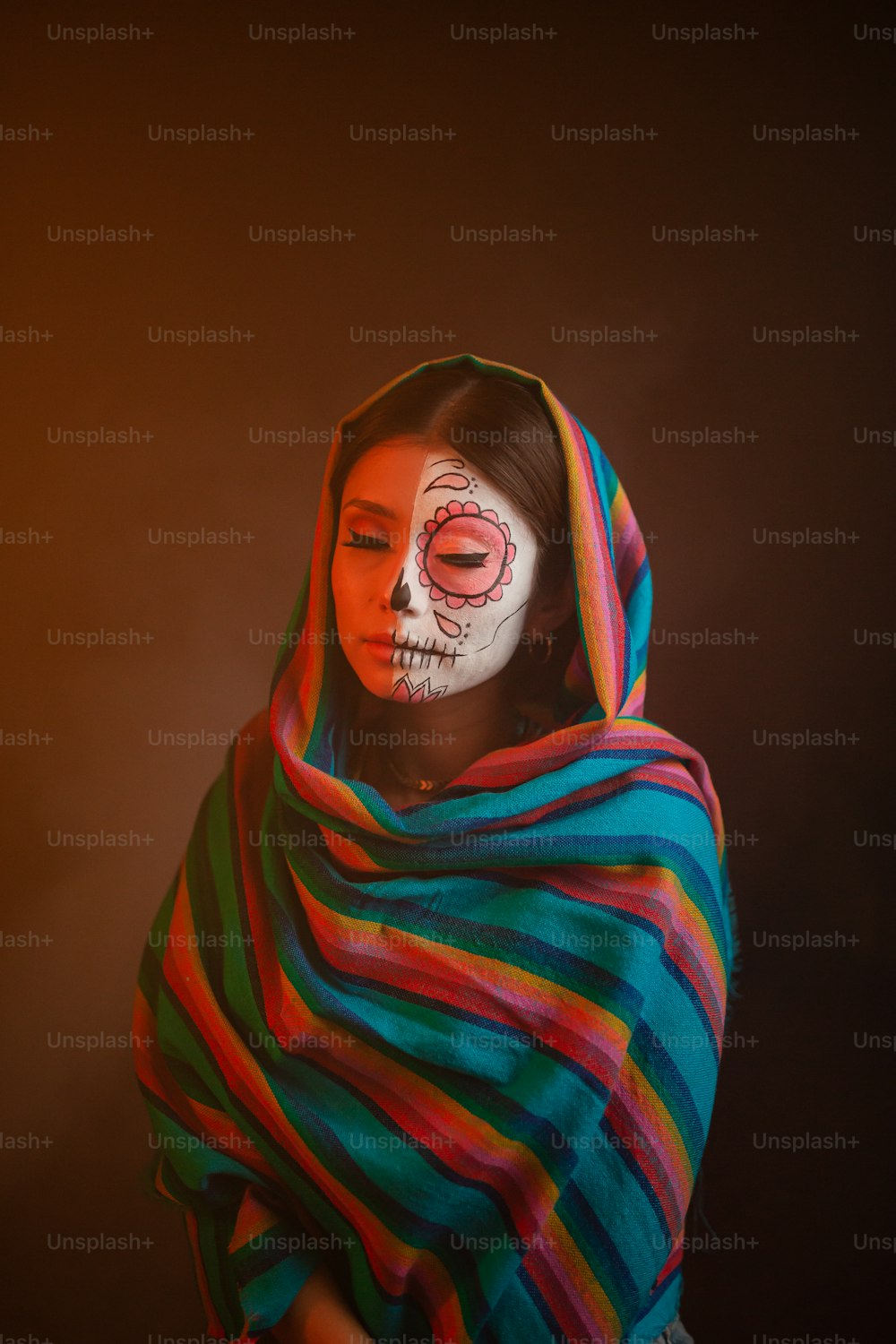 Una mujer con una calavera pintada en la cara