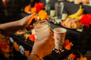 une personne tient un verre avec un verre dedans