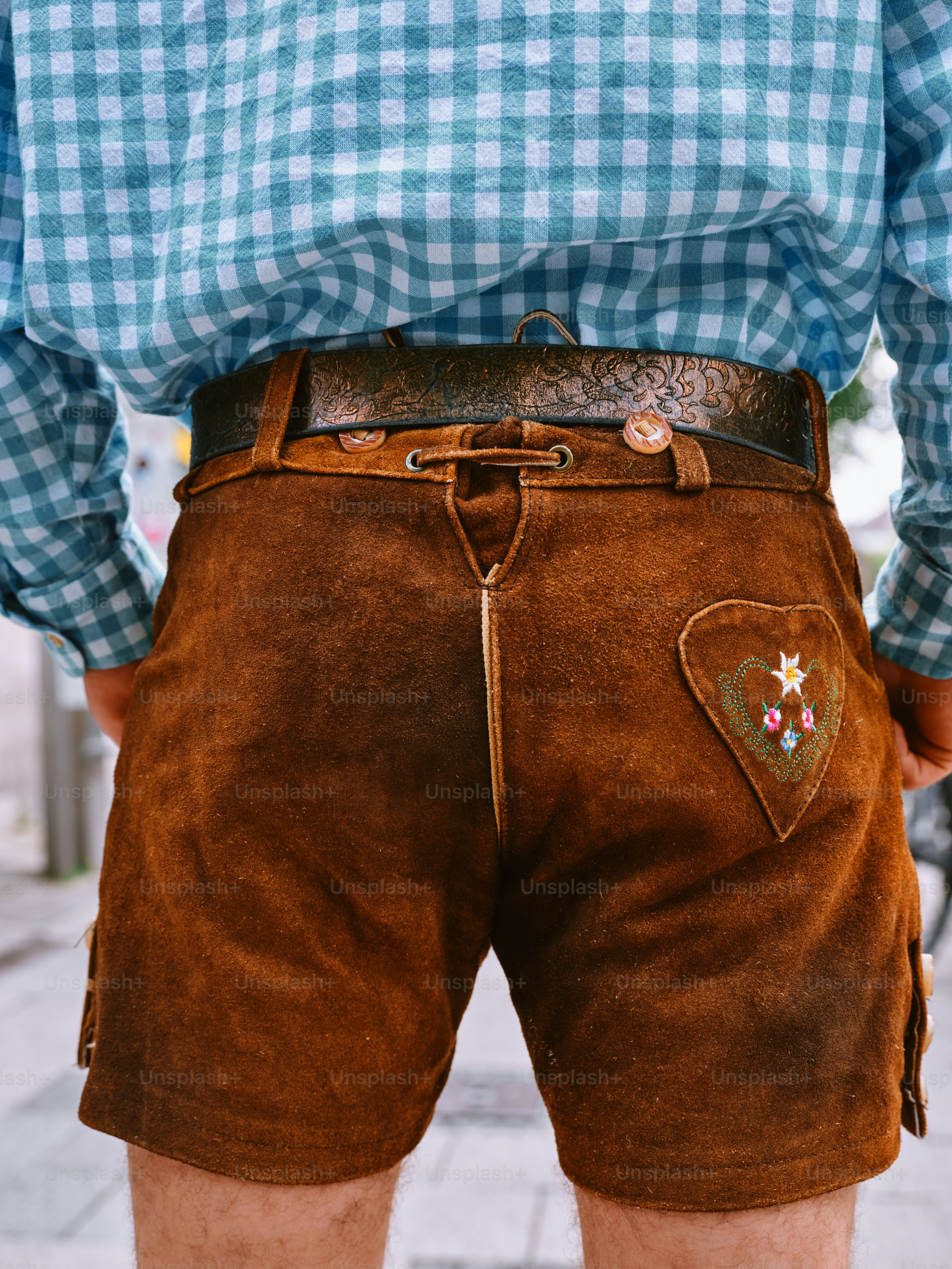 Un primer plano de una persona con pantalones cortos marrones