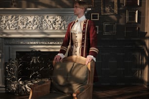 暖炉の横に立つ赤と白のスーツを着た男