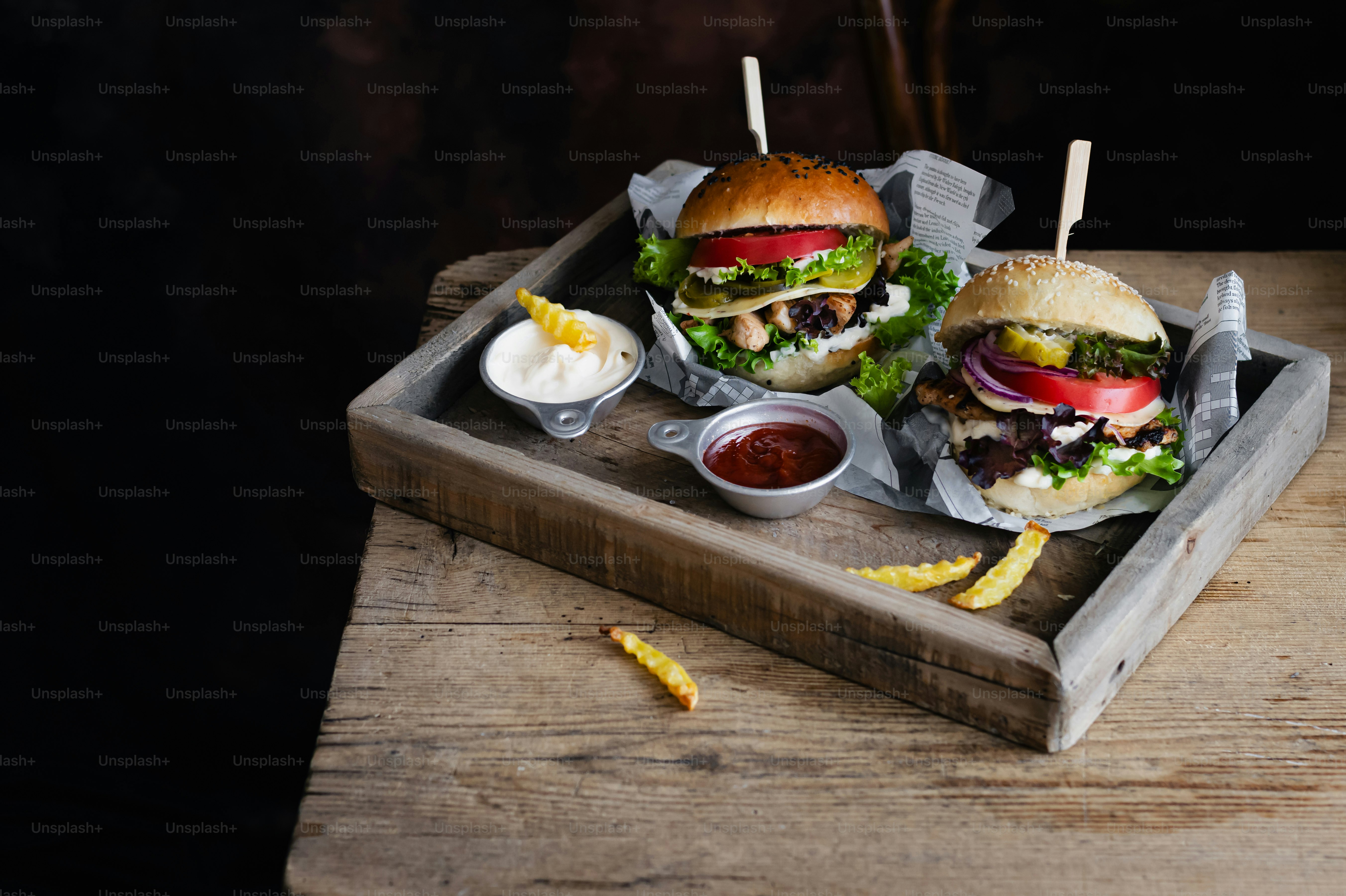 ein Tablett mit zwei Burgern und einer Seite Ketchup