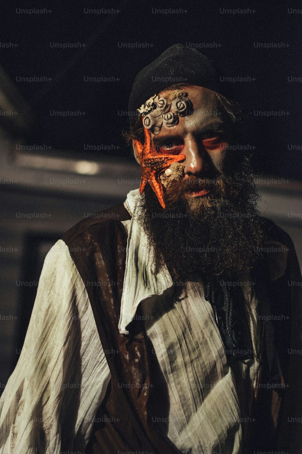 um homem com barba e rosto pintado