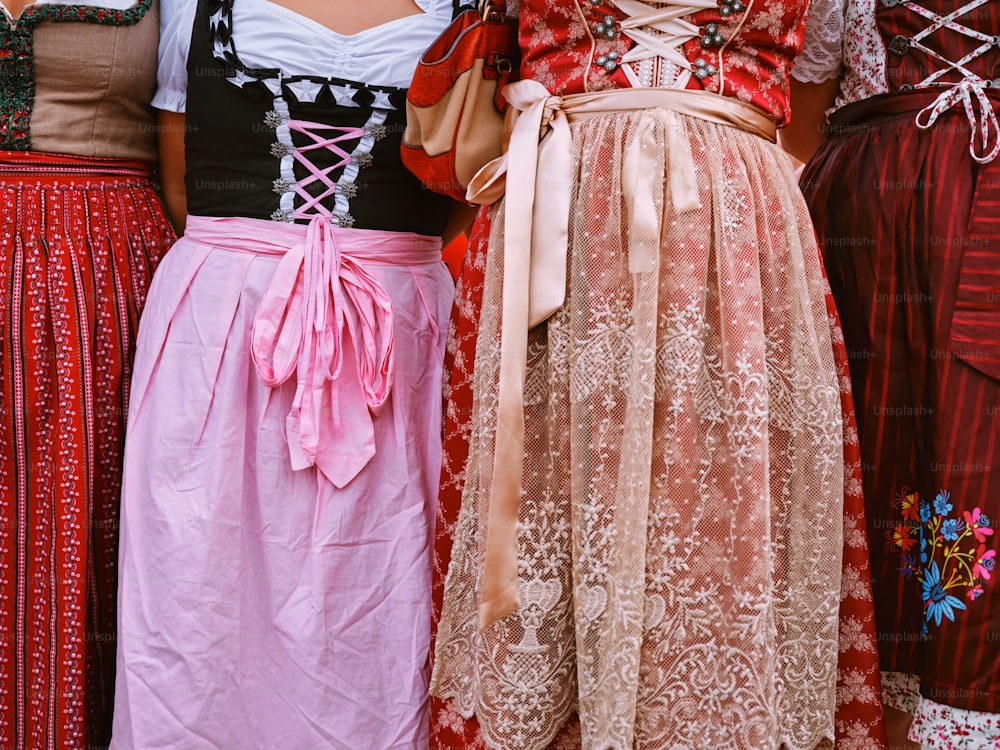 나란히 서 있는 한 무리의 여성들