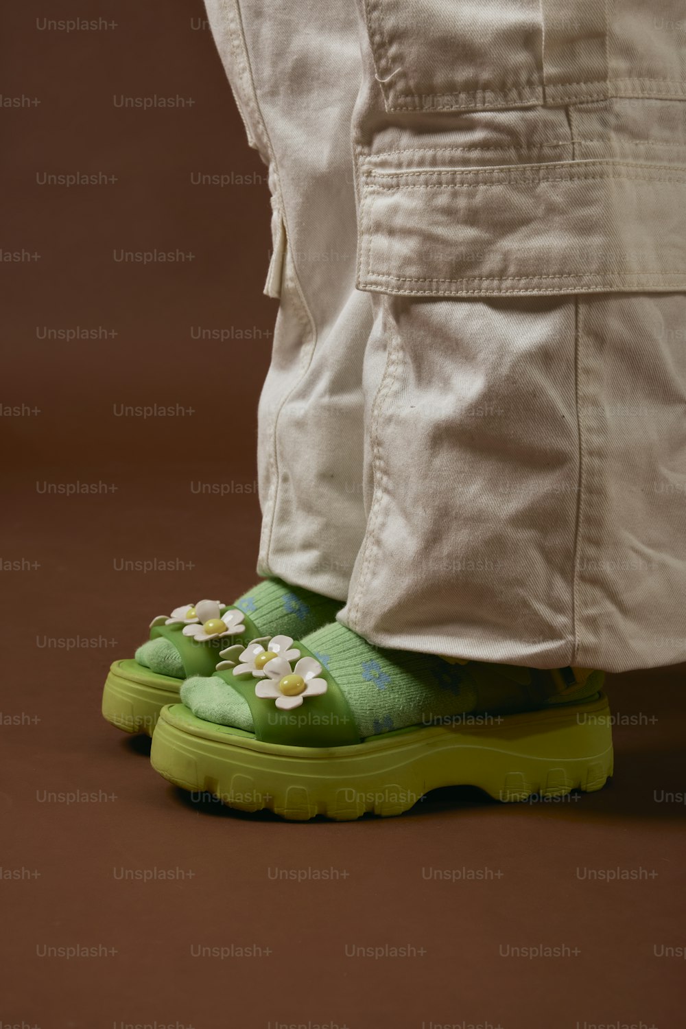 un paio di scarpe verdi con fiori su di loro