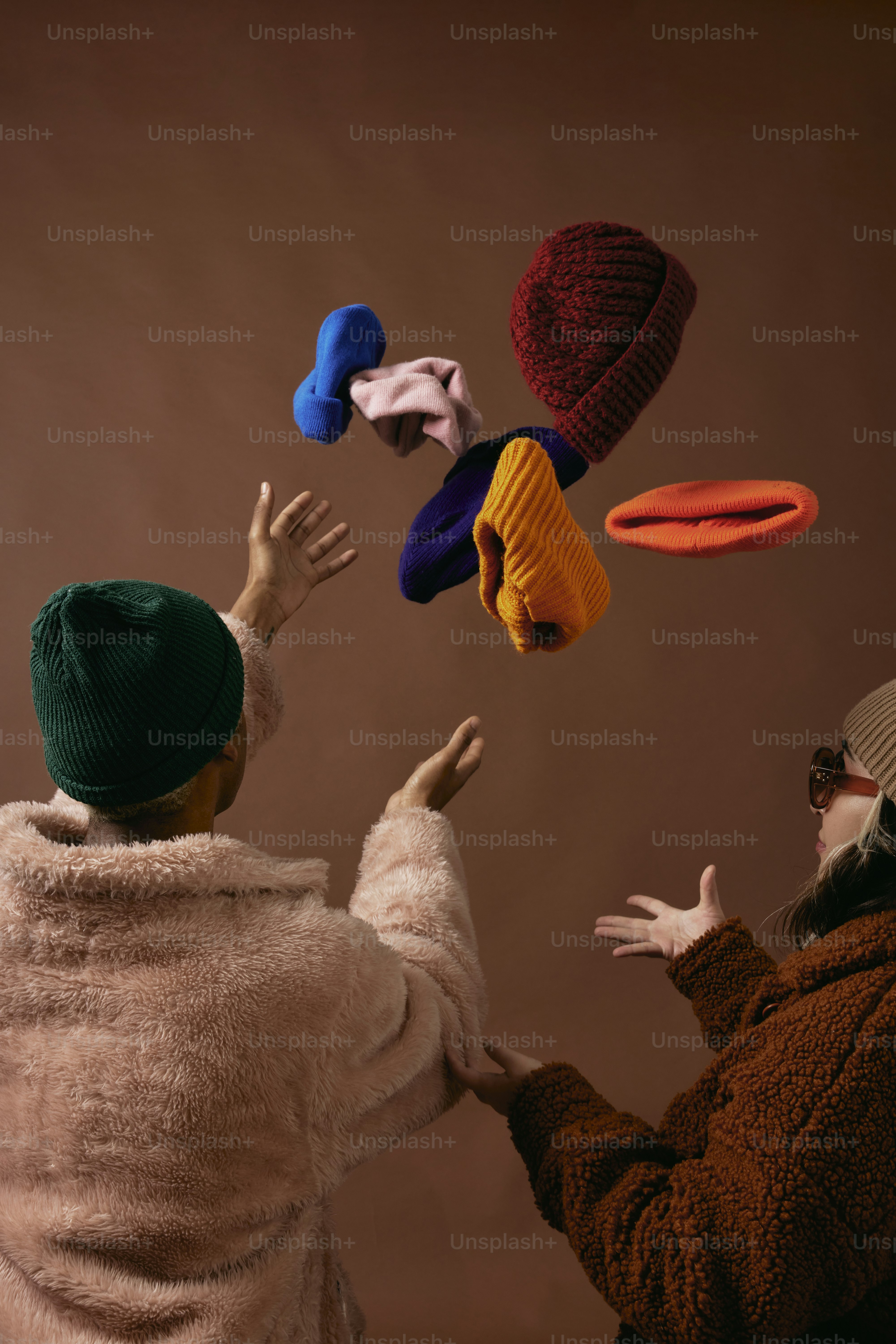 Un par de personas de pie una al lado de la otra