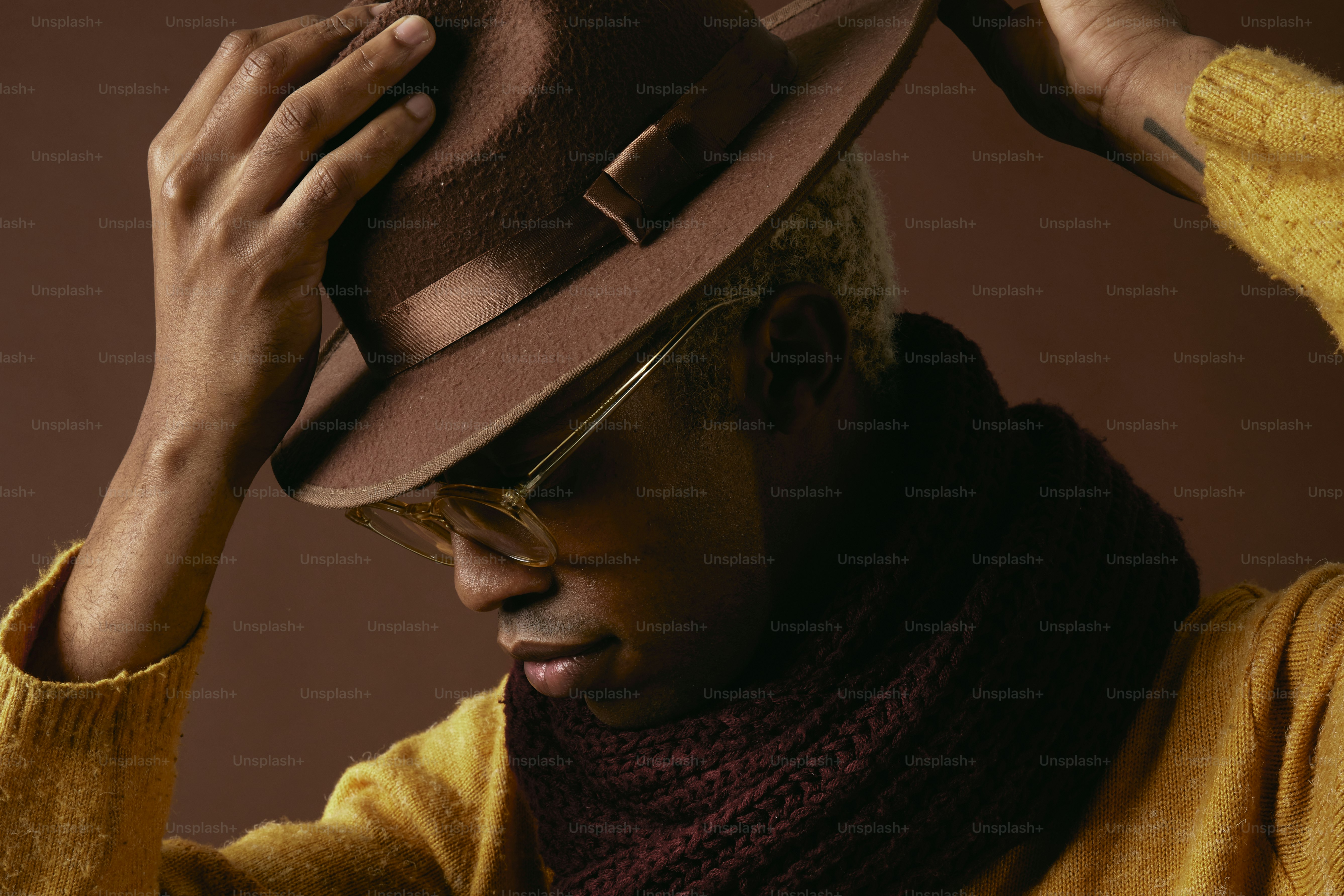 A man wearing a brown hat and scarf photo – Fashion Image on Unsplash
