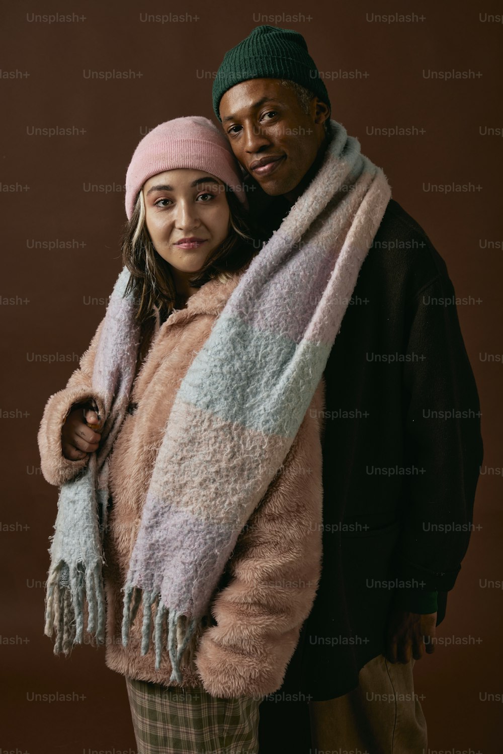 Un uomo e una donna in posa per una foto