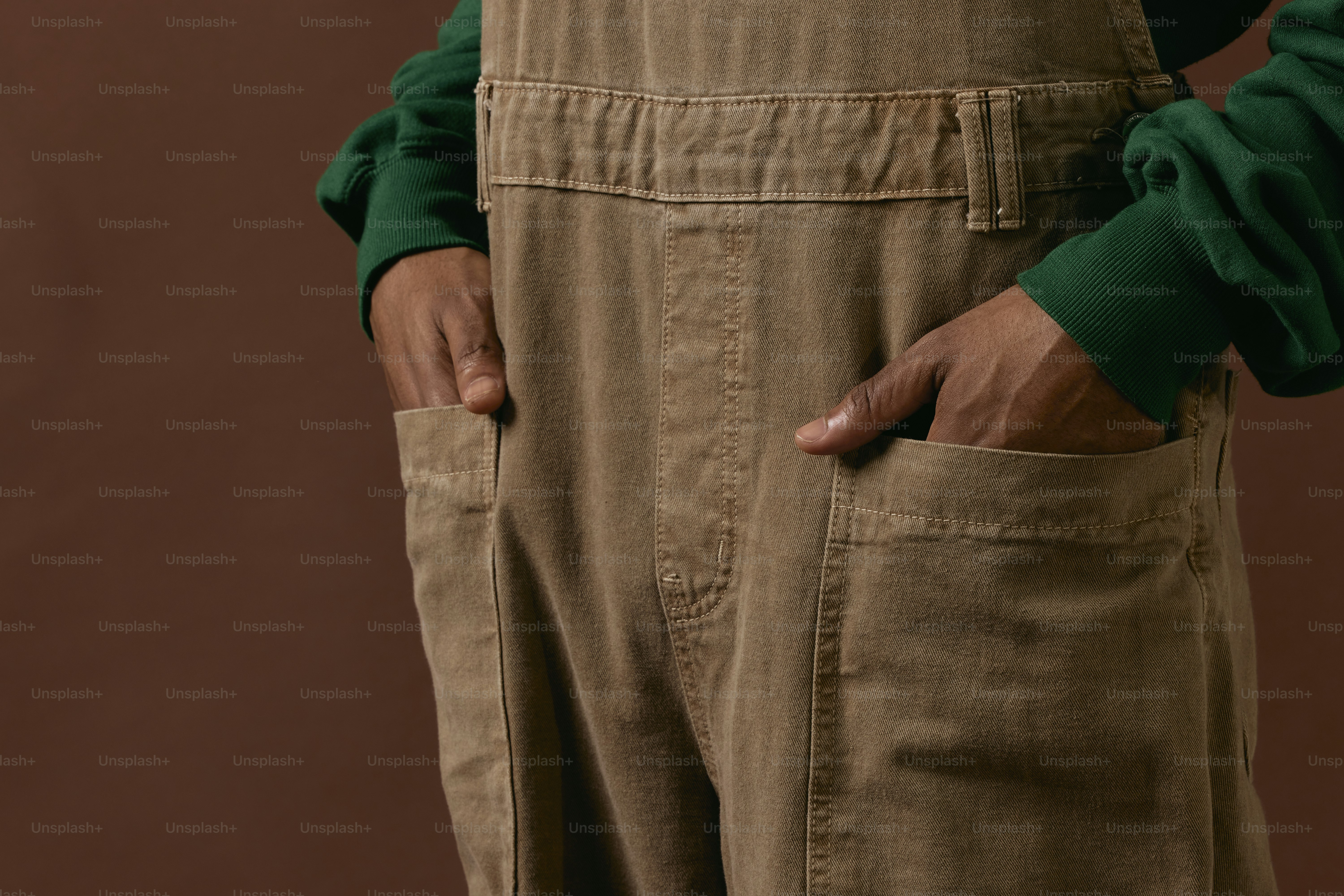 una persona con las manos en los bolsillos