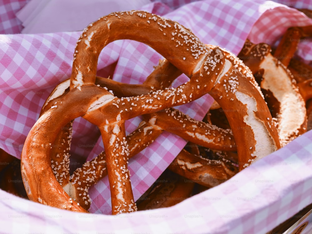 uma cesta cheia de pretzels sentada em cima de uma mesa