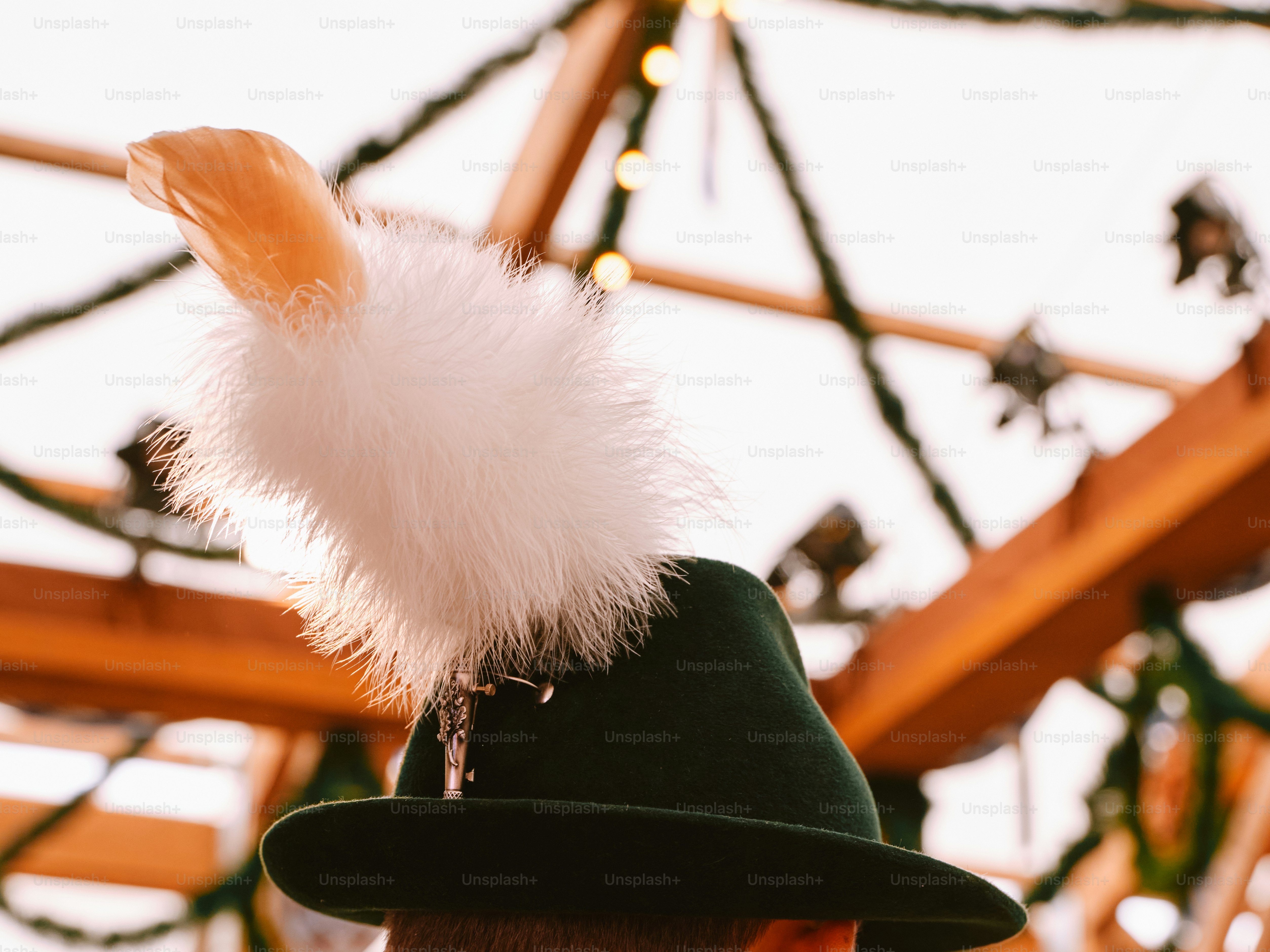 Un homme portant un chapeau vert avec une plume blanche