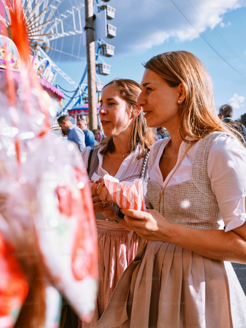 ein paar frauen, die nebeneinander stehen